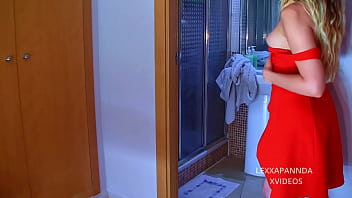 Sal de la ducha y dame duro padrastro