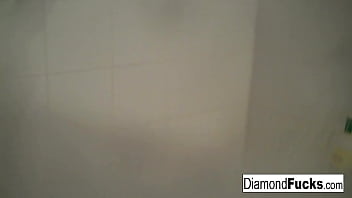 Latins babe shows off her body