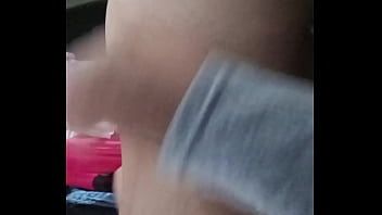 Chica de hermosos pechos montando y poniéndose en cuatro