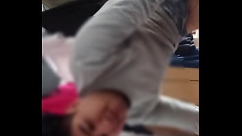 Chica de hermosos pechos montando y poniéndose en cuatro