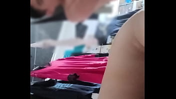 Chica de hermosos pechos montando y poniéndose en cuatro