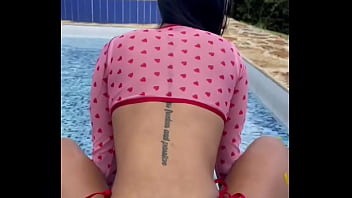 Una folladita en la piscina