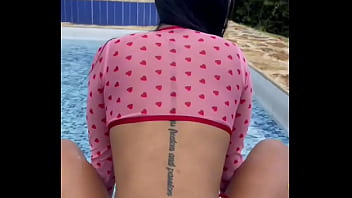 Una folladita en la piscina