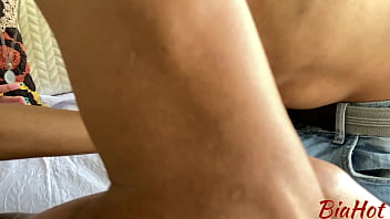 Ele chupou gostoso meu pezinho e eu mamei gostoso sua piroca assim que ficamos sozinhos caí de boca no meu vizinho bem dotado