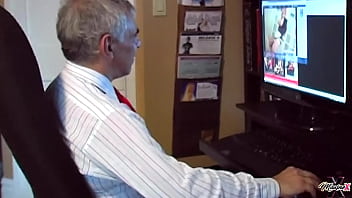 Sexy dominatrix mistress orabella ties tripod up & play with him