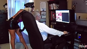 Sexy dominatrix mistress orabella ties tripod up & play with him