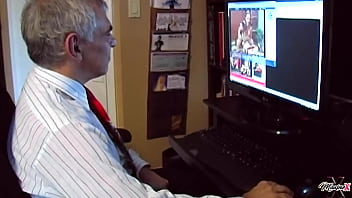 Sexy dominatrix mistress orabella ties tripod up & play with him