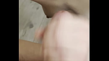 Cette belle coquine va se faire remplir la bouche de sperme