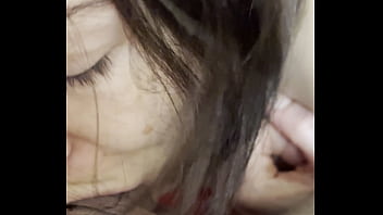 Cette belle coquine va se faire remplir la bouche de sperme