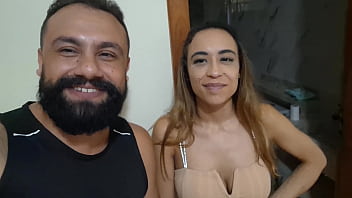 Fumando com a eu e priscila em um lesbo gostoso