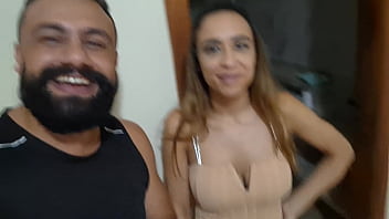 Fumando com a eu e priscila em um lesbo gostoso