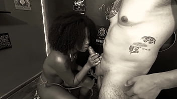 Não aguentei ver o cuzinho dela piscando e meti a rola no cuzinho da pretinha deliciosa