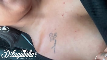 Dentro do carro o motorista ficou olhando a esposa e deixei ele fuder ela sem camisinha