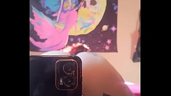 Mulher tatuada procura