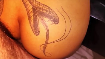 Eu e meu padrasto fomos para o motel e ele meteu so no meu cuzinho