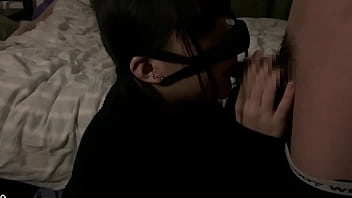 個人撮影 経験人数2人の18歳素人地雷系女子をバックでオナホ扱いしてお尻に大量ぶっかけ