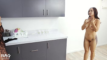 Espiando a mi hermanastra con su novia en la cocina y me follo a su novia