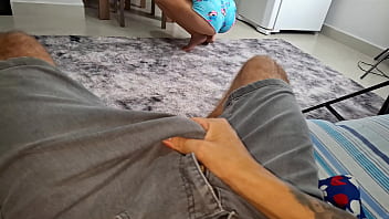 Eu fico de pau duro pela minha meia irma