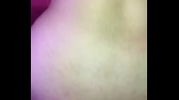 Me chupo toda la polla y me da en cuatro asta hacerme venir a chorros