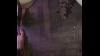 Me chupo toda la polla y me da en cuatro asta hacerme venir a chorros