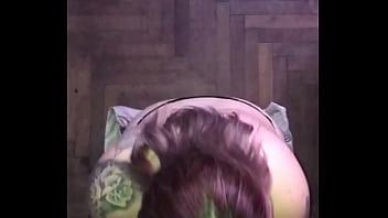 Me chupo toda la polla y me da en cuatro asta hacerme venir a chorros