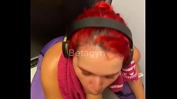 Chupei o personal da academia enquanto meu marido malhava