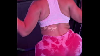 Chupei o personal da academia enquanto meu marido malhava