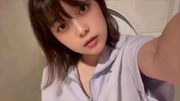 清楚系女子◯生のト◯レで隠れオナニー。こんな変態になってしまってごめんなさい…