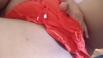 Ama de casa se relaja masturbandose las tetas grandes y el coño se le pone jugoso