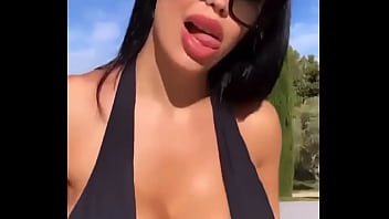 Las lesbianas de tus primas tetonas en el jacuzzi