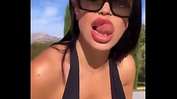 Las lesbianas de tus primas tetonas en el jacuzzi