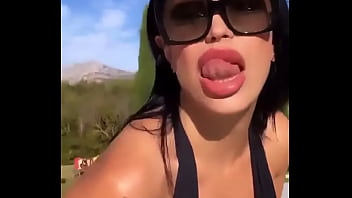 Las lesbianas de tus primas tetonas en el jacuzzi