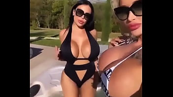 Las lesbianas de tus primas tetonas en el jacuzzi