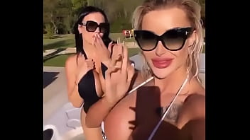 Las lesbianas de tus primas tetonas en el jacuzzi