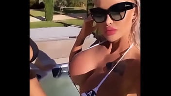 Las lesbianas de tus primas tetonas en el jacuzzi