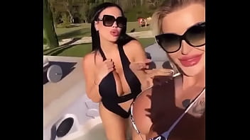 Las lesbianas de tus primas tetonas en el jacuzzi