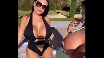 Las lesbianas de tus primas tetonas en el jacuzzi