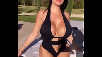 Las lesbianas de tus primas tetonas en el jacuzzi