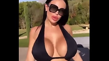 Las lesbianas de tus primas tetonas en el jacuzzi