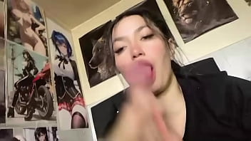 La hijastra de mi esposa me chupa la polla hasta sacar la leche cuando su madre sale de casa por el trabajo