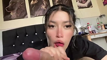 La hijastra de mi esposa me chupa la polla hasta sacar la leche cuando su madre sale de casa por el trabajo