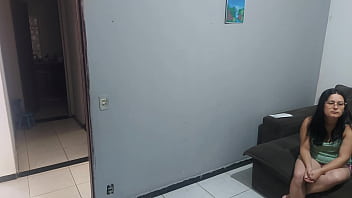 Dona de casa apreensiva com policial procurando o marido paga a liberdade com a bunda