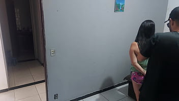 Dona de casa apreensiva com policial procurando o marido paga a liberdade com a bunda