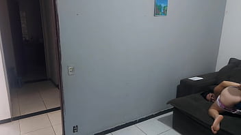 Dona de casa apreensiva com policial procurando o marido paga a liberdade com a bunda