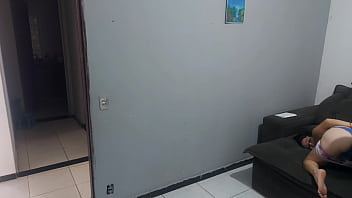 Dona de casa apreensiva com policial procurando o marido paga a liberdade com a bunda