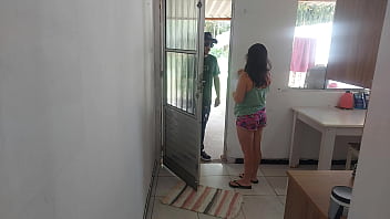 Dona de casa apreensiva com policial procurando o marido paga a liberdade com a bunda