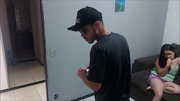 Dona de casa apreensiva com policial procurando o marido paga a liberdade com a bunda