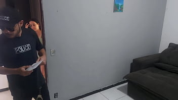 Dona de casa apreensiva com policial procurando o marido paga a liberdade com a bunda
