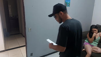 Dona de casa apreensiva com policial procurando o marido paga a liberdade com a bunda