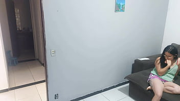 Dona de casa apreensiva com policial procurando o marido paga a liberdade com a bunda